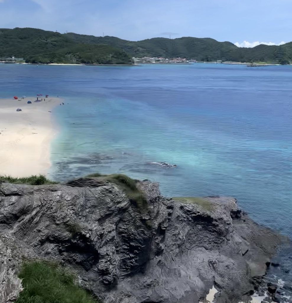 無人島の崖の上から